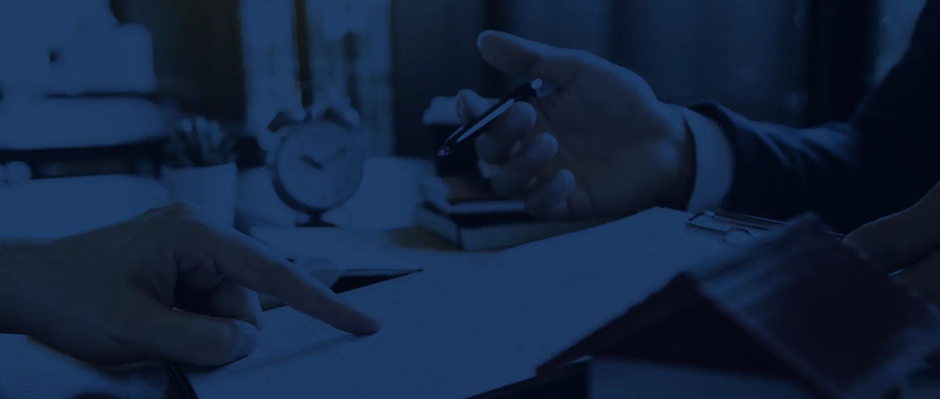 Imagem de um advogado explicando um contrato para seu cliente
